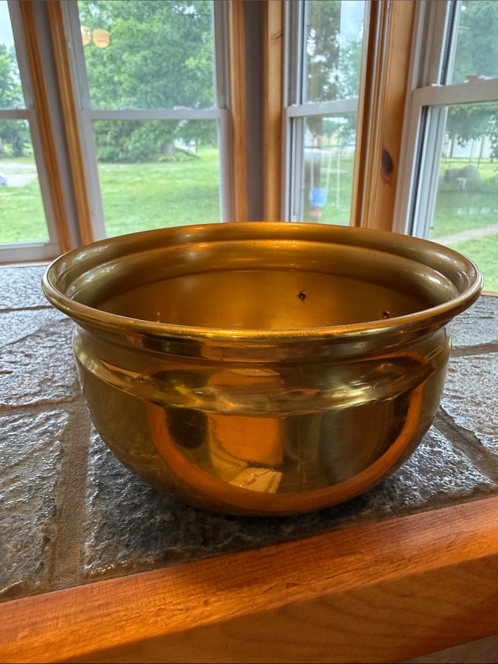 vintage Princess House brass planter bowl featuring a copper floral emblem - Picture 6 of 6